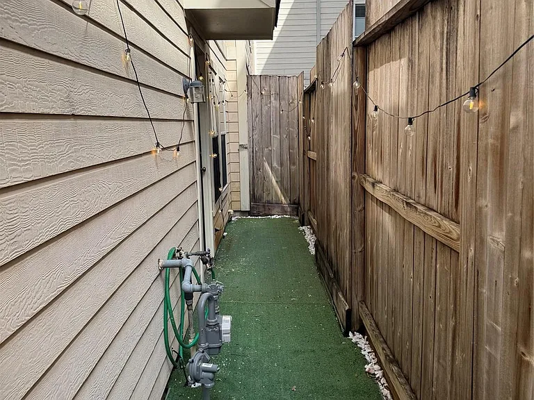 2649 Helena St — Photo 27