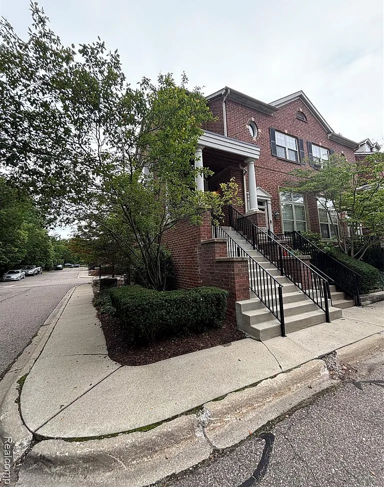3 bed, 2.5 bath, 1735 sqft, $2,000 — Photo 2