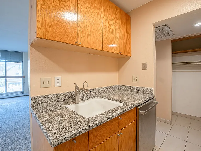 3055 N Oakland Ave — Photo 22