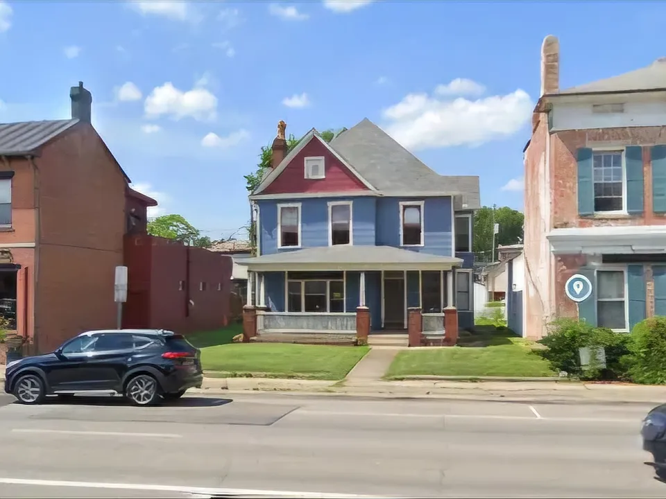 89 W Main St