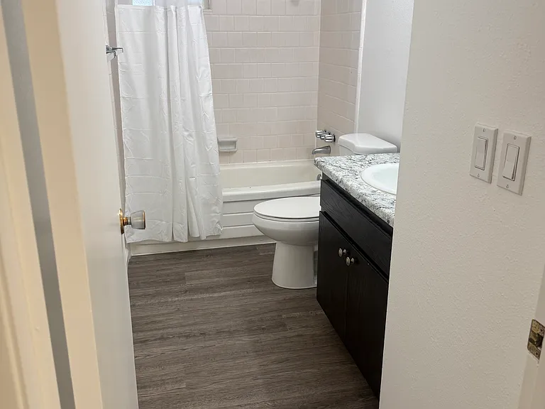 640 Reeds Ave #B — Photo 1