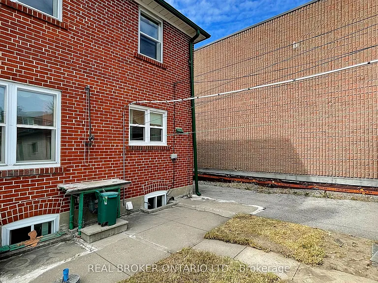 3241 Dufferin St — Photo 34