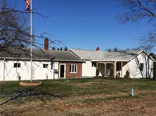 415 Chapel Dr, Ellwood City, PA 16117