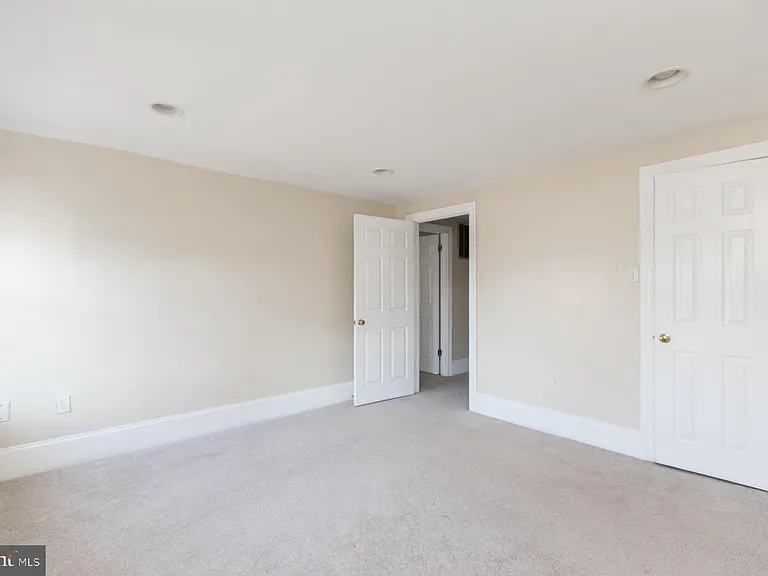 242 S 8th St #4 — Photo 25