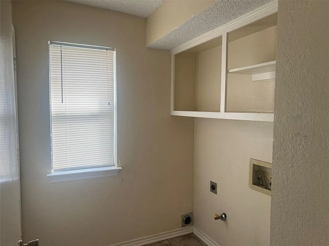3 bed, 2.5 bath, 1600 sqft, $2,000 — Photo 3