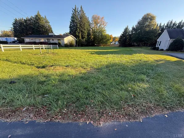 912 Apperson Dr, Salem, VA 24153
