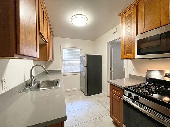 3rd image of 411 22nd St APT 1