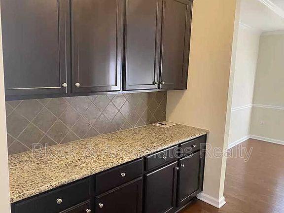 3rd image of 1221 Mantra Ct