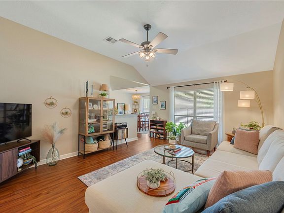 4th image of 1009 Fallbrook Loop