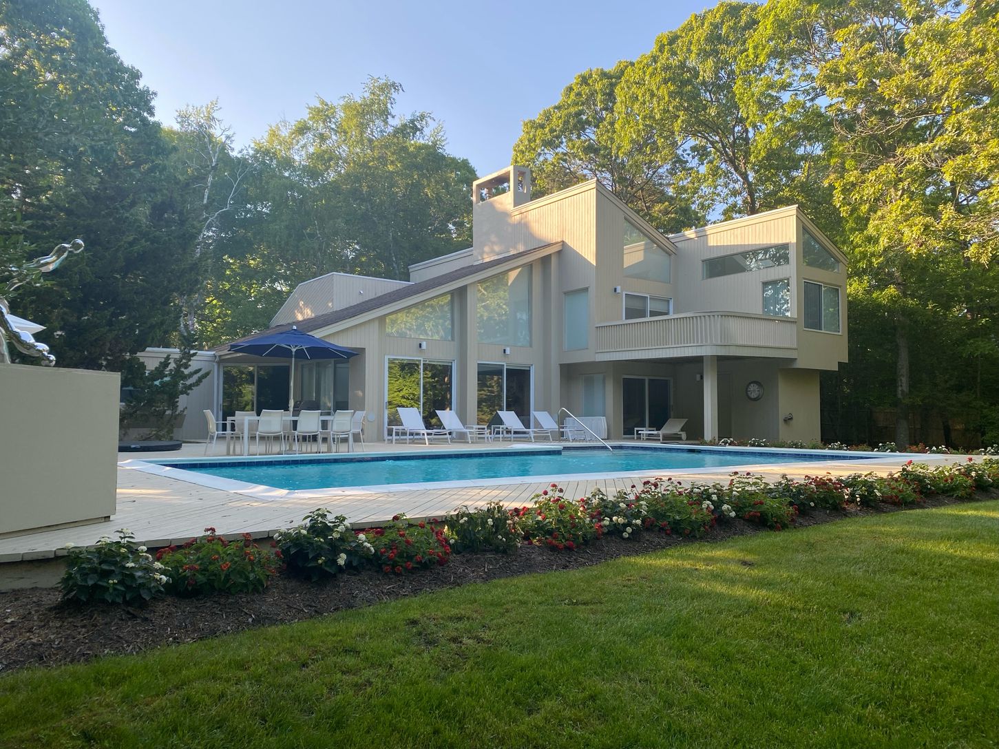  Classic Modern with Huge pool deck, hot tub and 20’x40’ Gunite pool 