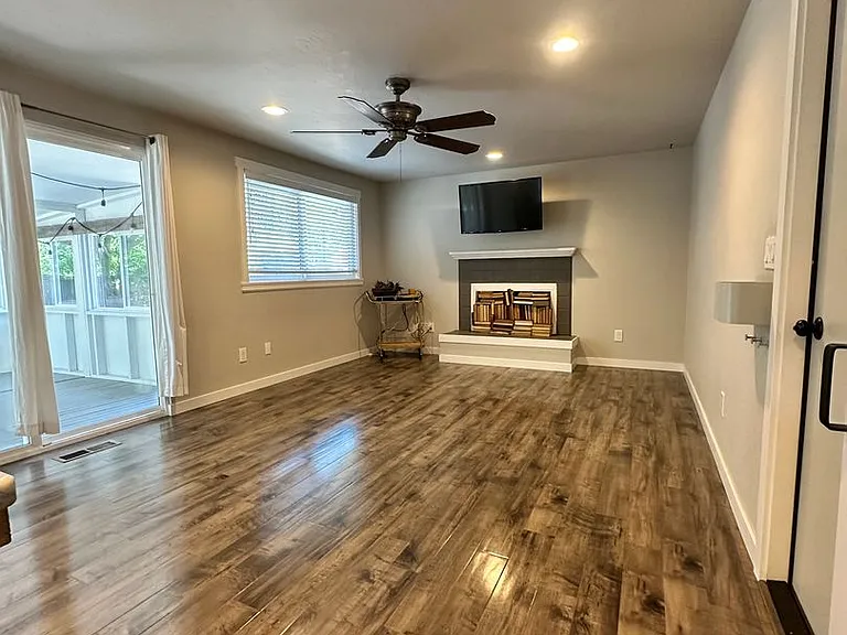 18 N Western Ave — Photo 12