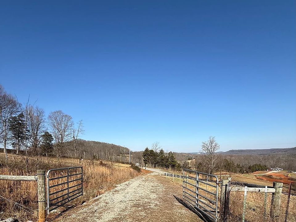 2nd image of 906 Oak Hill Rd