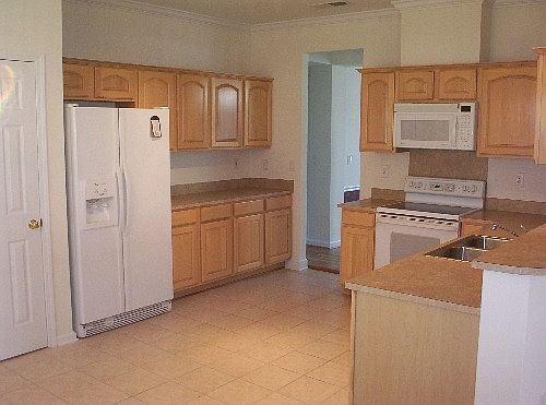 Large Kitchen w/ceramic tile