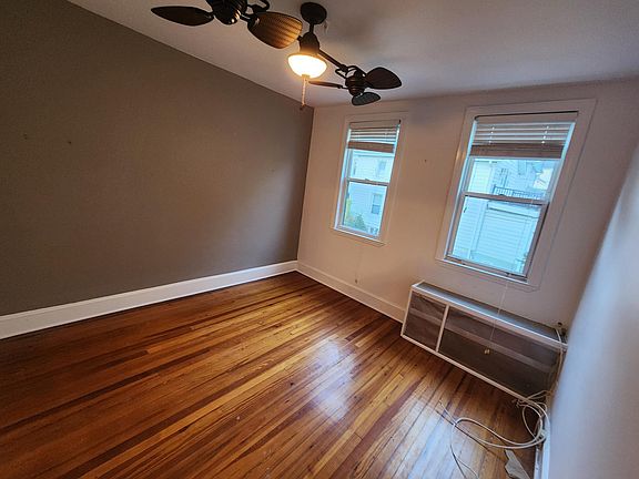3rd image of 76 Wallace St