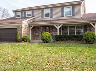 2339 S Embers Ln, Arlington Heights, IL 60005