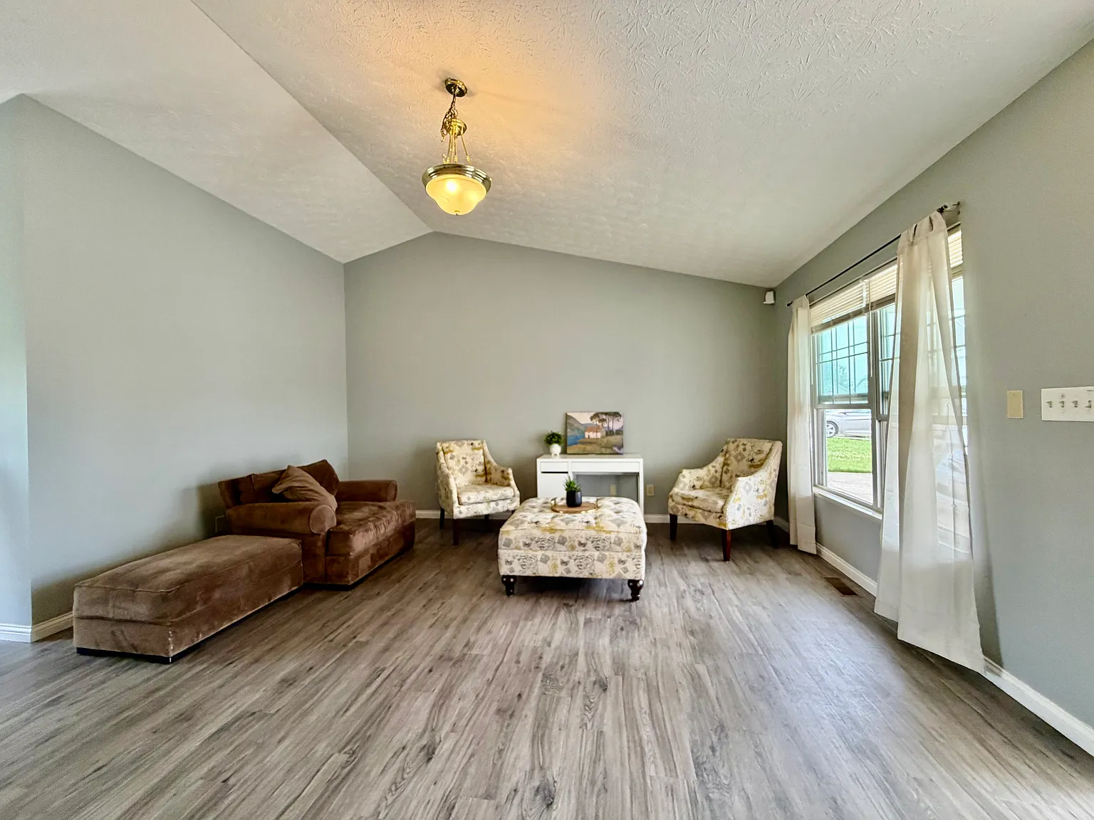 3 bed, 1300 sqft, $1,950 — Photo 3
