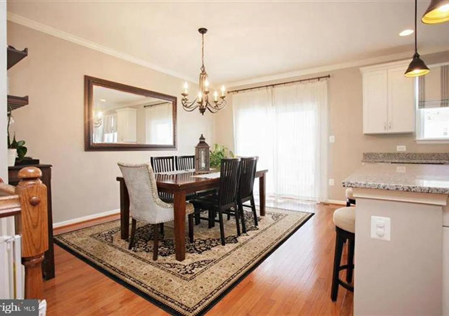 Amazing Townhouse with plenty of natural light — Photo 3