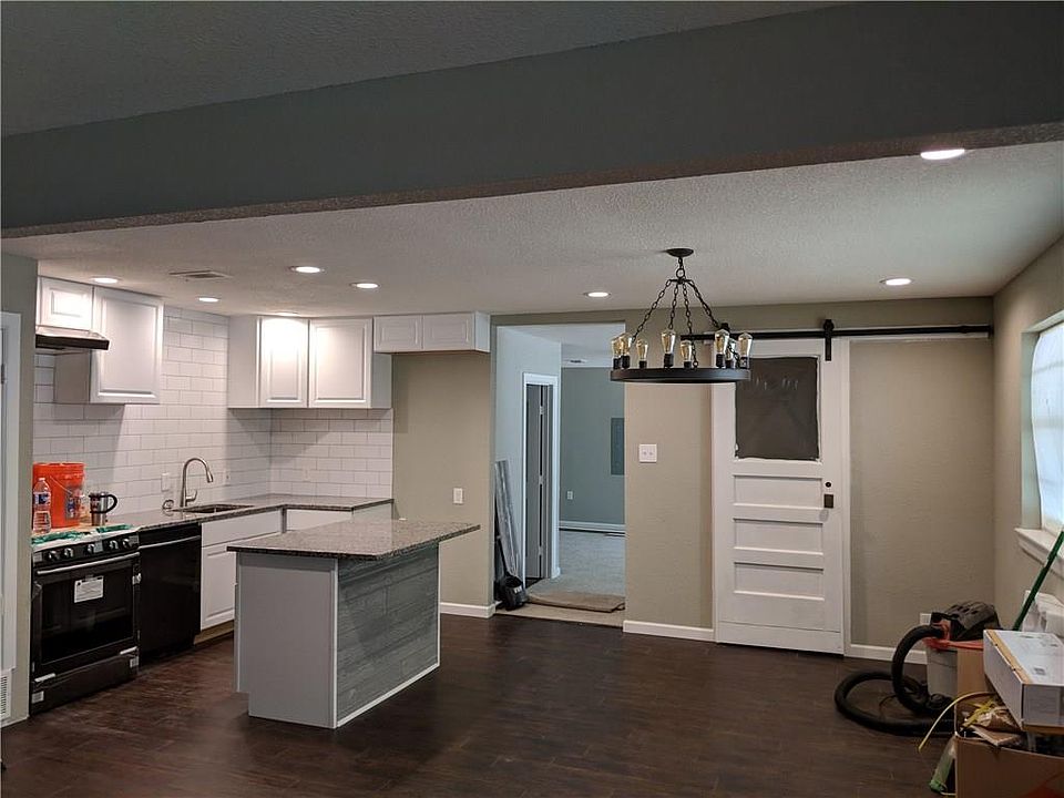 1st image of 144 NW Jayellen Ave