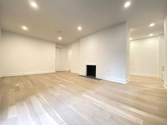 3rd image of 160 E 48th St APT 13B