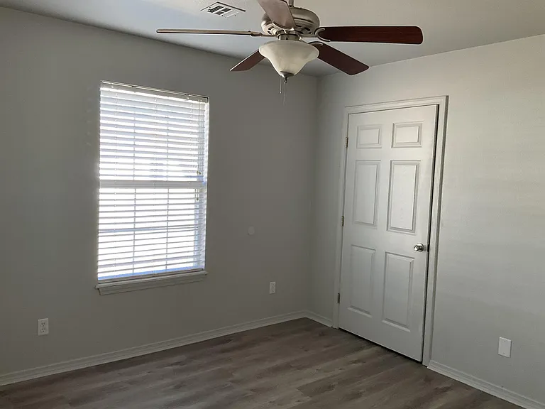 2213 E Post Oak Dr — Photo 13