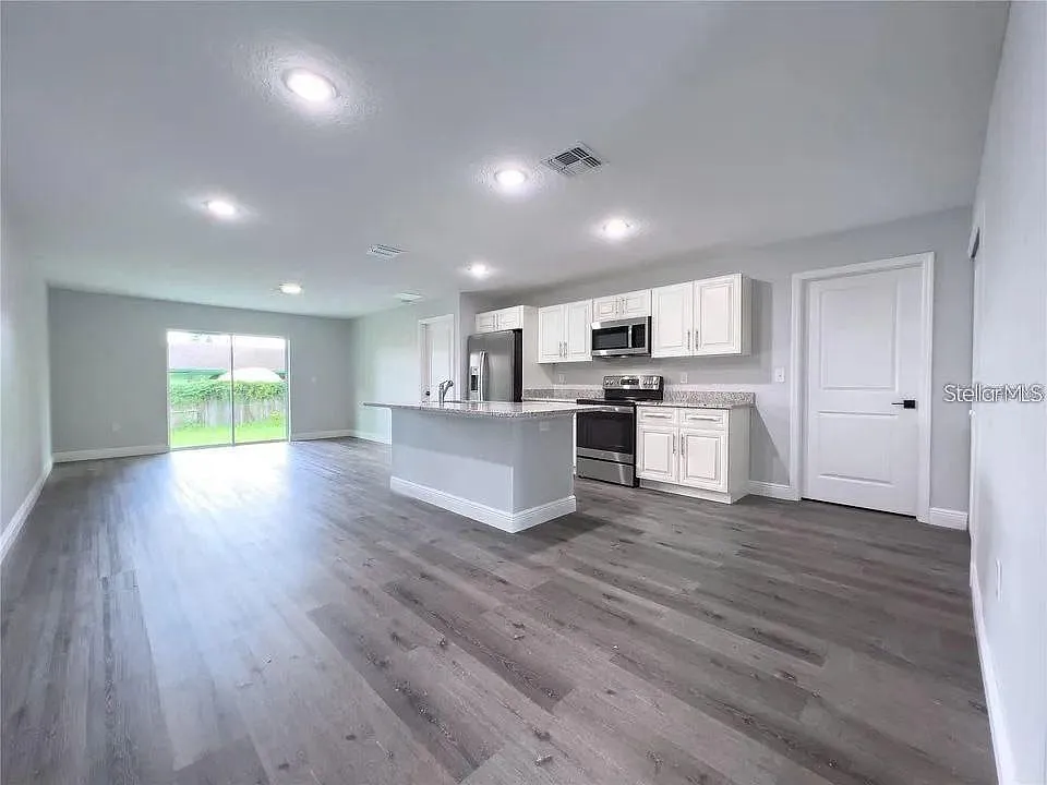 3 bed, 2.0 bath, 1290 sqft, $1,897 — Photo 3