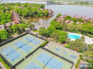 146 Sandpiper Ky, Secaucus, NJ 07094