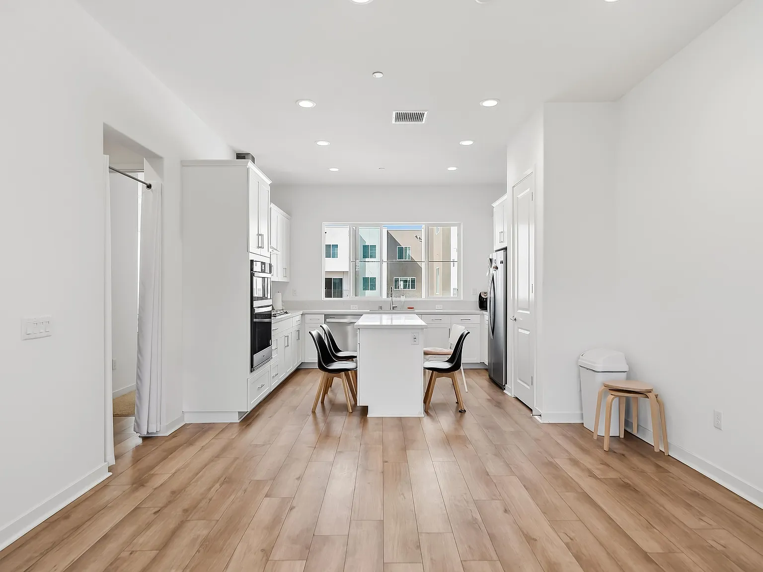 4 bed, 2054 sqft, $5,600 — Photo 3