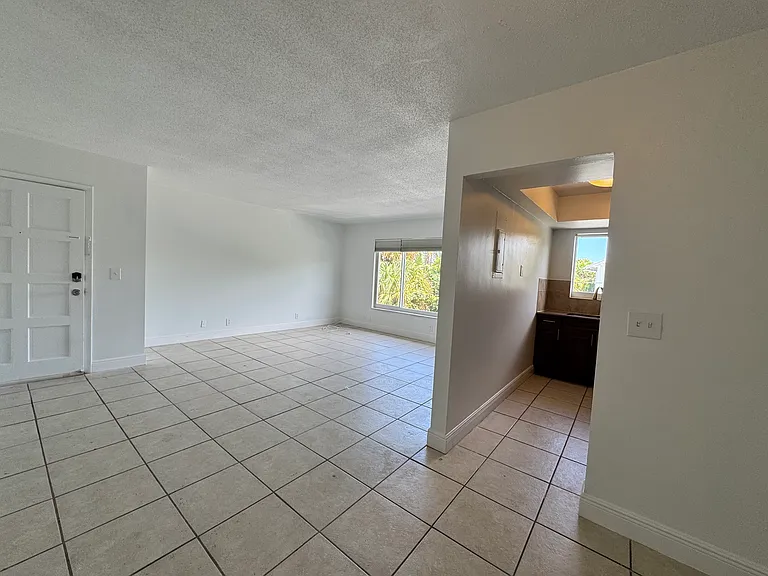 425 NE 7th Ave #5 — Photo 7