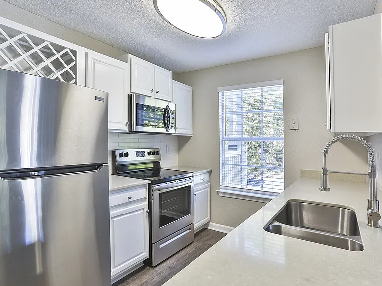 Crestmont at Thornblade Apartments — Photo 9