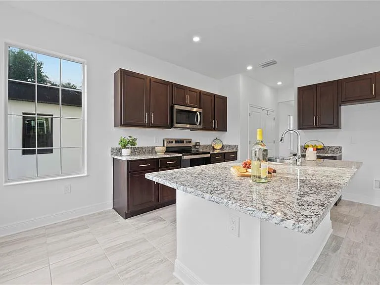 1156 37th Ave NE — Photo 13
