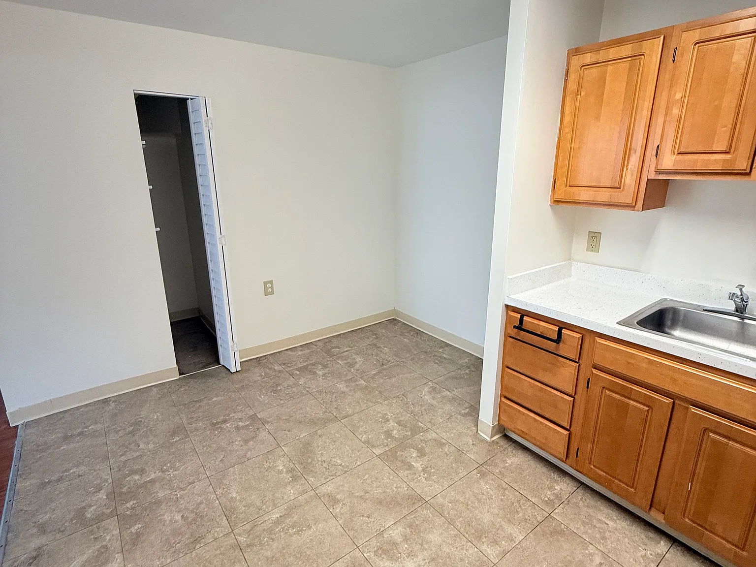 4 bed, 1909 sqft, $5,500 — Photo 3