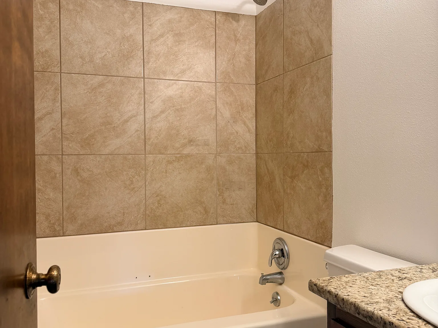 3 bed, 1816 sqft, $2,395 — Photo 4