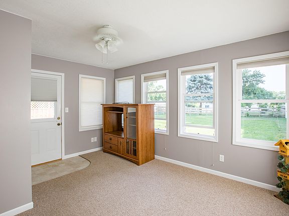 3rd image of 610 W Fulliam Ave
