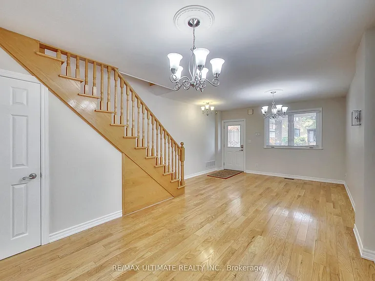 19 Glenora Ave #UPPER — Photo 4