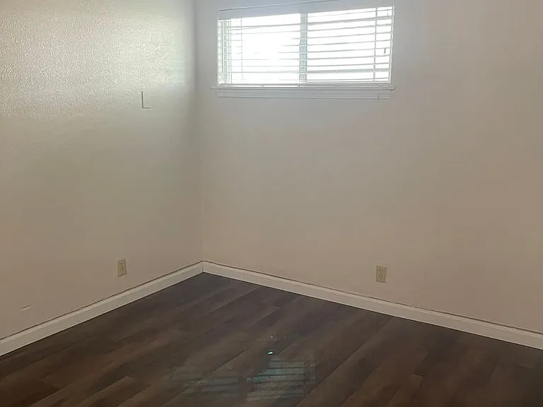 052-Country Squire Apartments — Photo 11