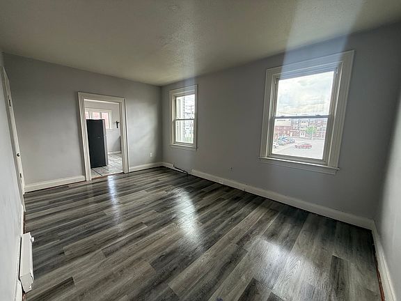 3rd image of 131 Carlisle St #R3