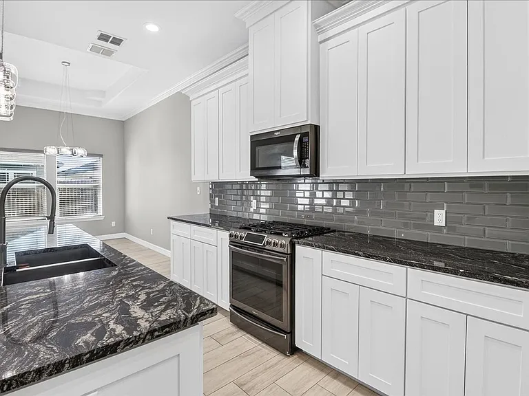 6718 Stuyvesant Ct — Photo 11
