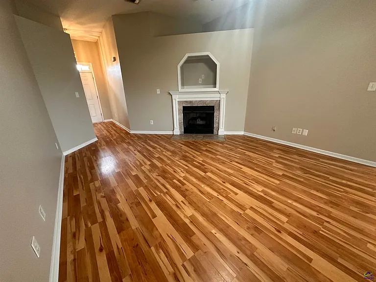 123 Larkspur Ln — Photo 6
