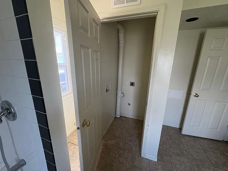 2909 W John St — Photo 10