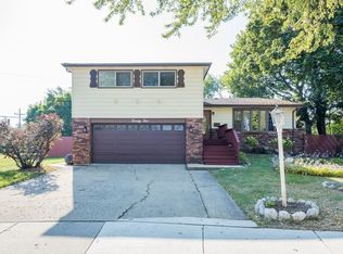 21 Ambleside Rd, Des Plaines, IL 60016