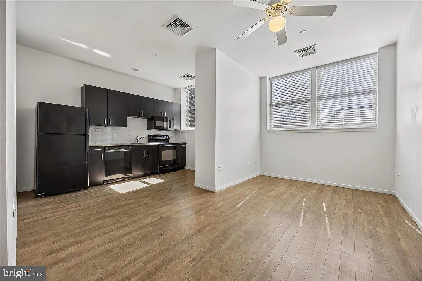 Studio, 1.0 bath, 450 sqft, $1,375 — Photo 2