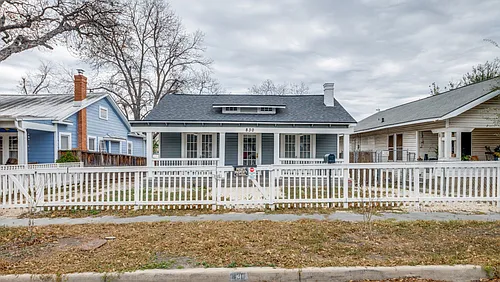 830 W Craig Pl Photo 1
