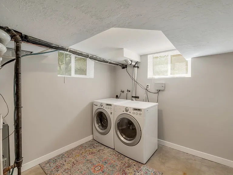 403 E Saunders St — Photo 23
