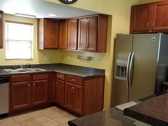 5th image of 610 W Gold St