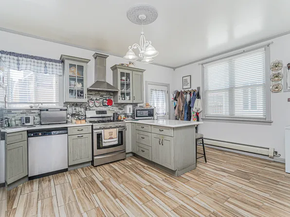 64 Chestnut Avenue image 11 of 27