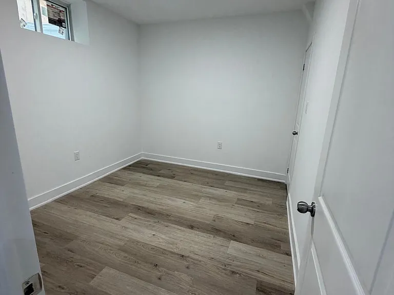 1612 Capri Cres #LOWER — Photo 11