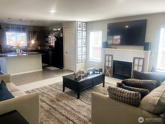 Open concept kitchen/dining perfect for entertaining!>