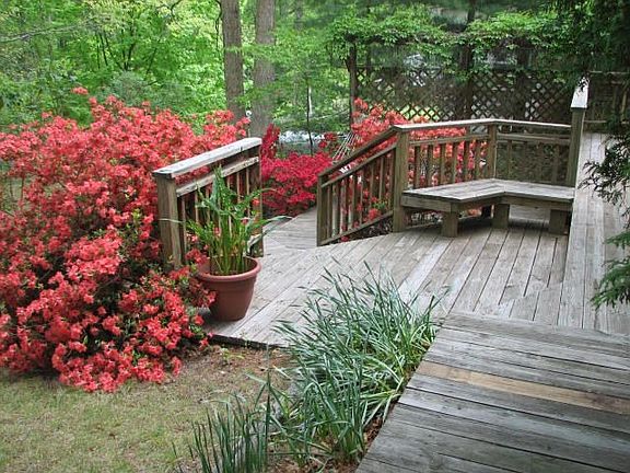 Middle deck at back of house