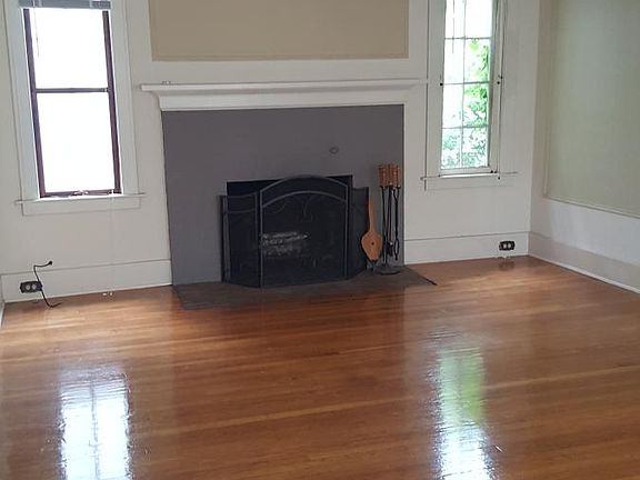 3rd image of 1061 Lake Dr SE APT 1