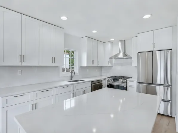 4330 Manhattan Avenue image 21 of 31